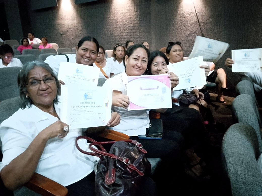 Gobernación de Bolívar (@_prensagobol) on Twitter photo Se entregaron 357 certificados de formación en el municipio Angostura del Orinoco, a través del segundo vértice de la Gran Misión Venezuela Mujer; como parte de las políticas que impulsa el presidente <a href="/NicolasMaduro/">Nicolás Maduro</a> de la mano del Gob. <a href="/amarcanopsuv/">Ángel Marcano</a> en el estado Bolívar. Se entregaron 357 certificados de formación en el municipio Angostura del Orinoco, a través del segundo vértice de la Gran Misión Venezuela Mujer; como parte de las políticas que impulsa el presidente <a href="/NicolasMaduro/">Nicolás Maduro</a> de la mano del Gob. <a href="/amarcanopsuv/">Ángel Marcano</a> en el estado Bolívar.