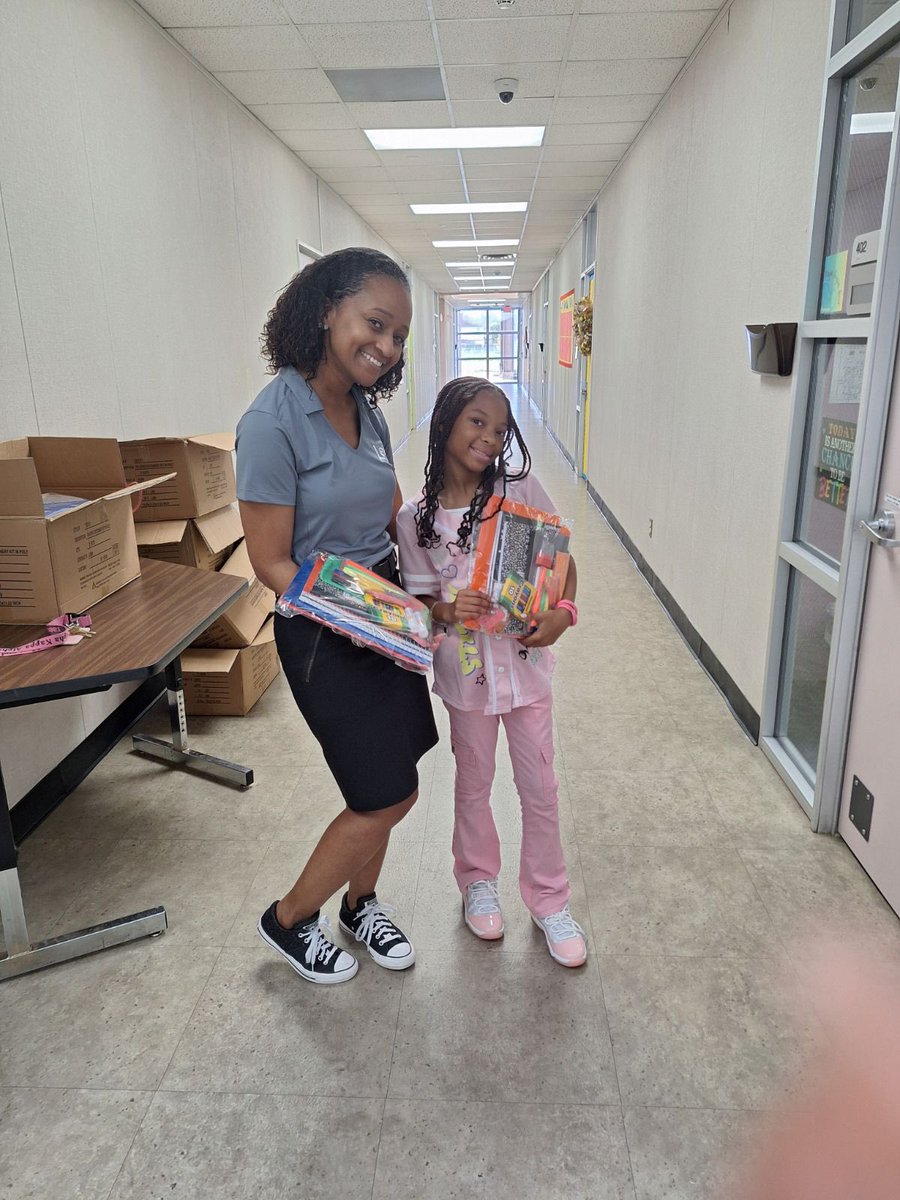 GE_Eagles's tweet photo. @FortBendISD school leadership helped make our first day of class a success at Glover for our Eagles. Thank you to our leaders for coming out to support our campus! @deenahill32 @RhondaMason14 @MelisHubbard1 @klratcliff @randi_marshall1 https://t.co/IYWzBeV9Ua