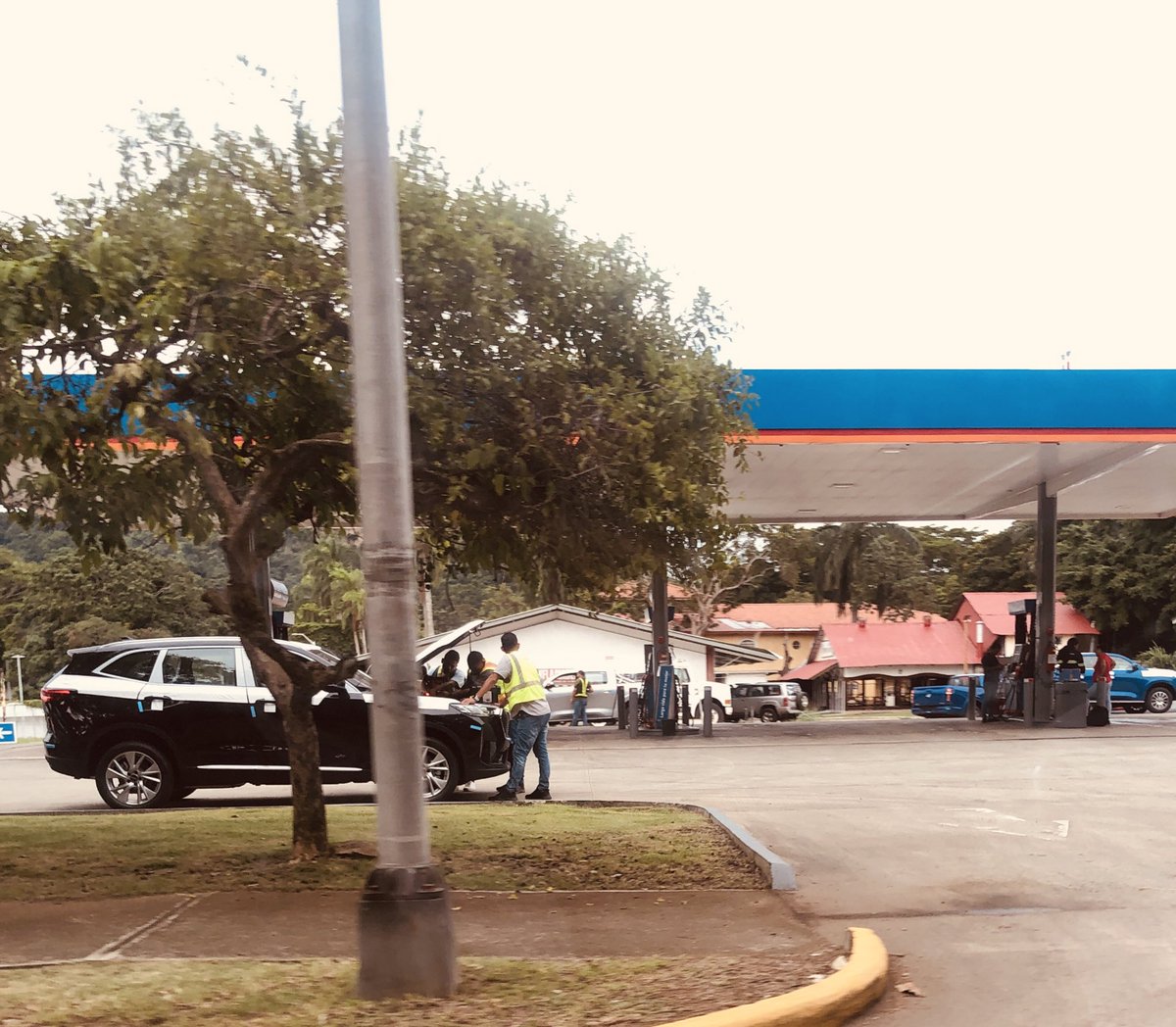 ¿Por qué a este auto nuevo de paquete, estos señores, que no son los dueños, le levantan la tapa del motor? Y, ¿qué pasa con la garantía?