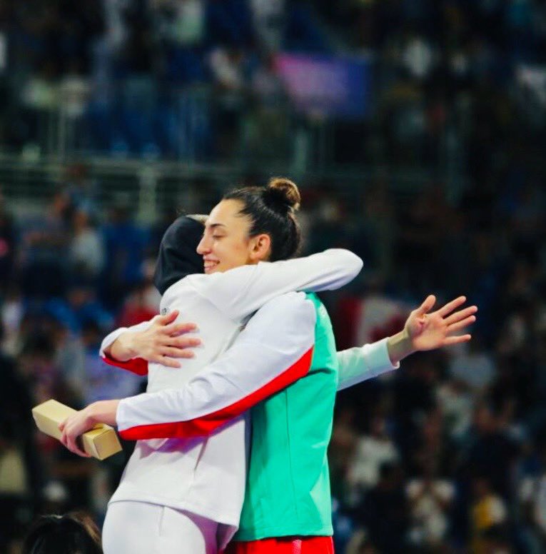 گریمون هیچ،خندمون هیچ،باخته و برندمون هیچ
تنها آغوش تو مونده؛غیر از اون هیچ...🫂🕊️
ناهید💚+کیمیا🤍=ایران❤️