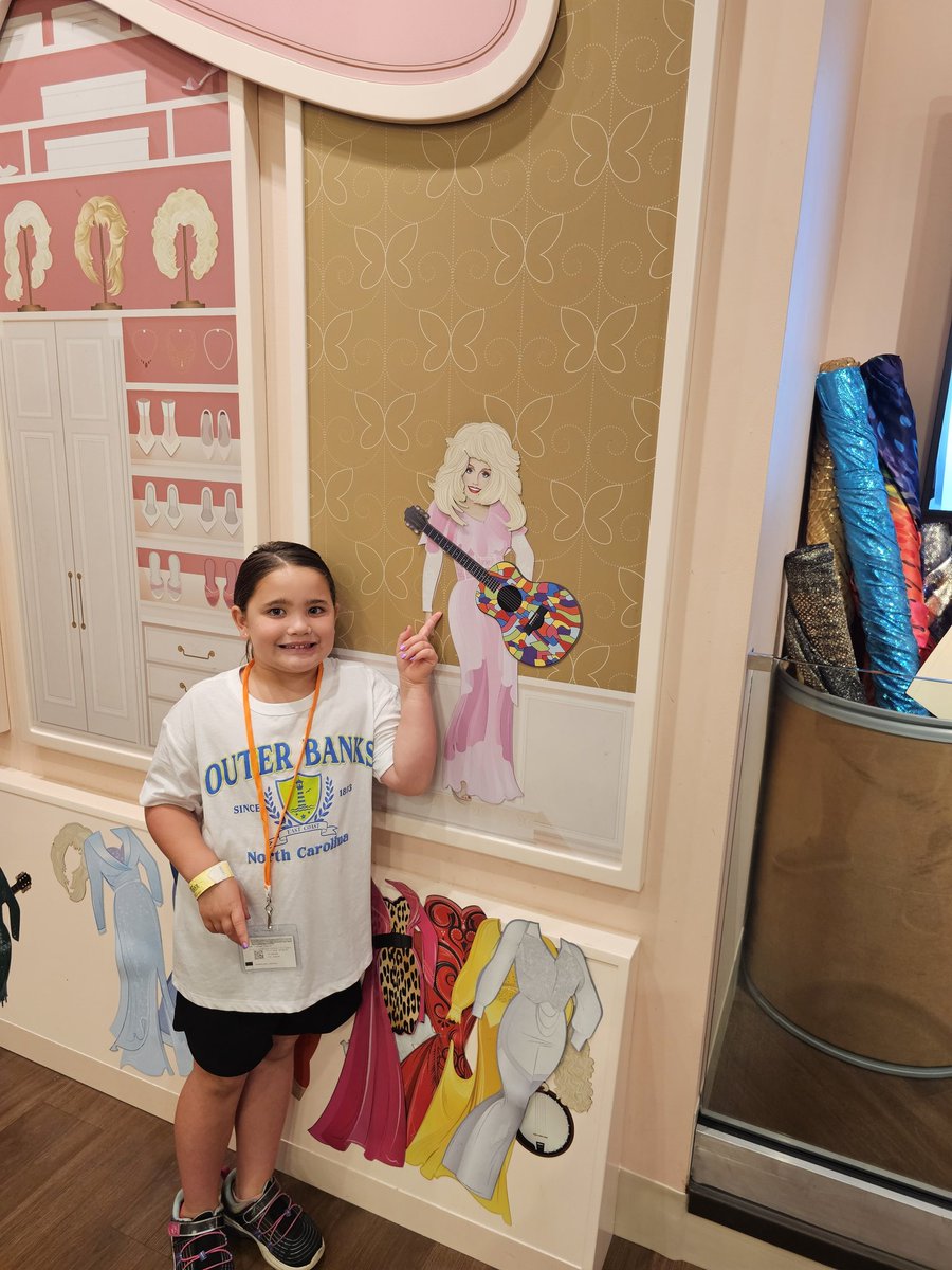 bsleeper21's tweet photo. @DollyParton went to Dollywood, amazing park and Charleigh found a new favorite singer. She really loved The Dolly Experience it is so well done! https://t.co/hHxdwIE1jt