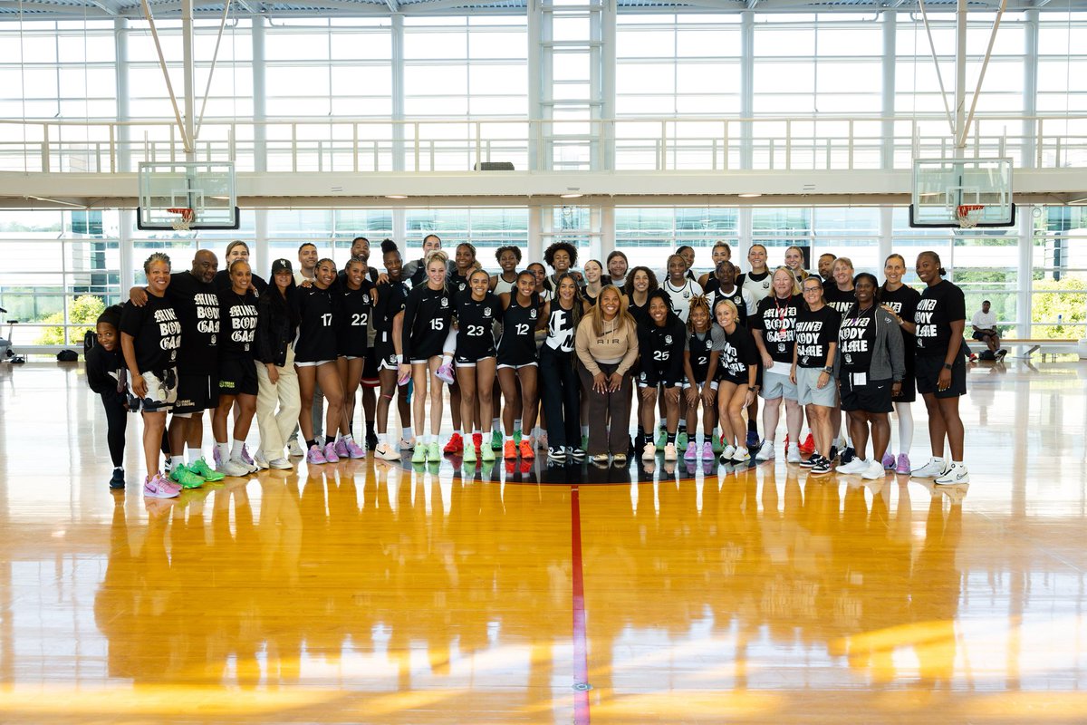 NikeGirlsEYBL's tweet image. Nike Basketball Academy Family. ❤️🏀 #2024EYBL