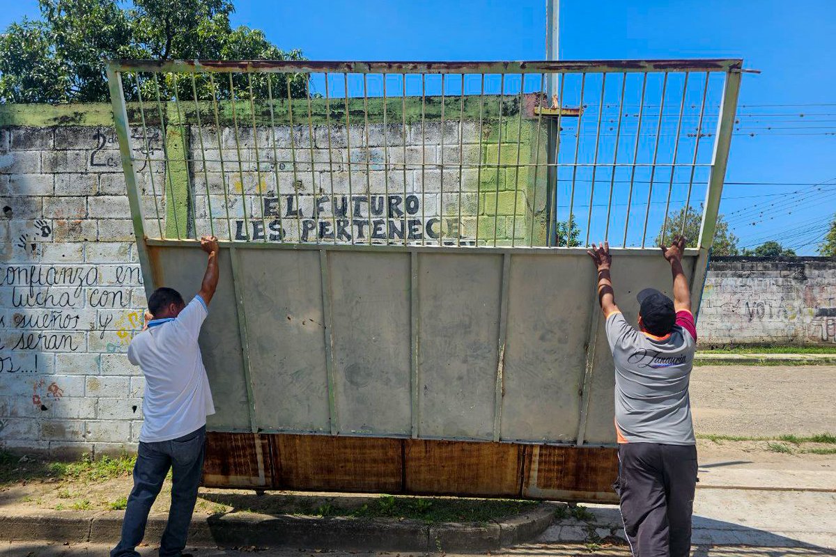 MPPEDUCACION (@mppeducacion) on Twitter photo ¡Las Bricomiles rehabilitan las escuelas vandalizadas!
Nos desplegamos en 16 estados del país para atender a más de 100 escuelas dañadas por la violencia política. Nos unimos para garantizar educación de calidad.
#PuebloSonrienteYEnPaz
<a href="/NicolasMaduro/">Nicolás Maduro</a> ¡Las Bricomiles rehabilitan las escuelas vandalizadas!
Nos desplegamos en 16 estados del país para atender a más de 100 escuelas dañadas por la violencia política. Nos unimos para garantizar educación de calidad.
#PuebloSonrienteYEnPaz
<a href="/NicolasMaduro/">Nicolás Maduro</a>