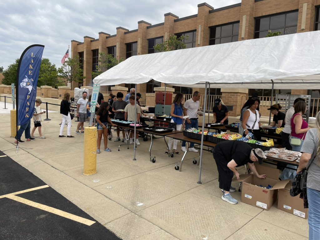 LPLancers's tweet photo. Happening now at East Campus, #WeAreLakePark welcomes the Class of 2028 at the Freshman Family BBQ! Festivities for students & parents are underway! Join us for food, a spirit assembly, and an Athletics & Activities Fair for our newest @LPLancers. #ILBacktoSchool https://t.co/yvFH1IaBs5