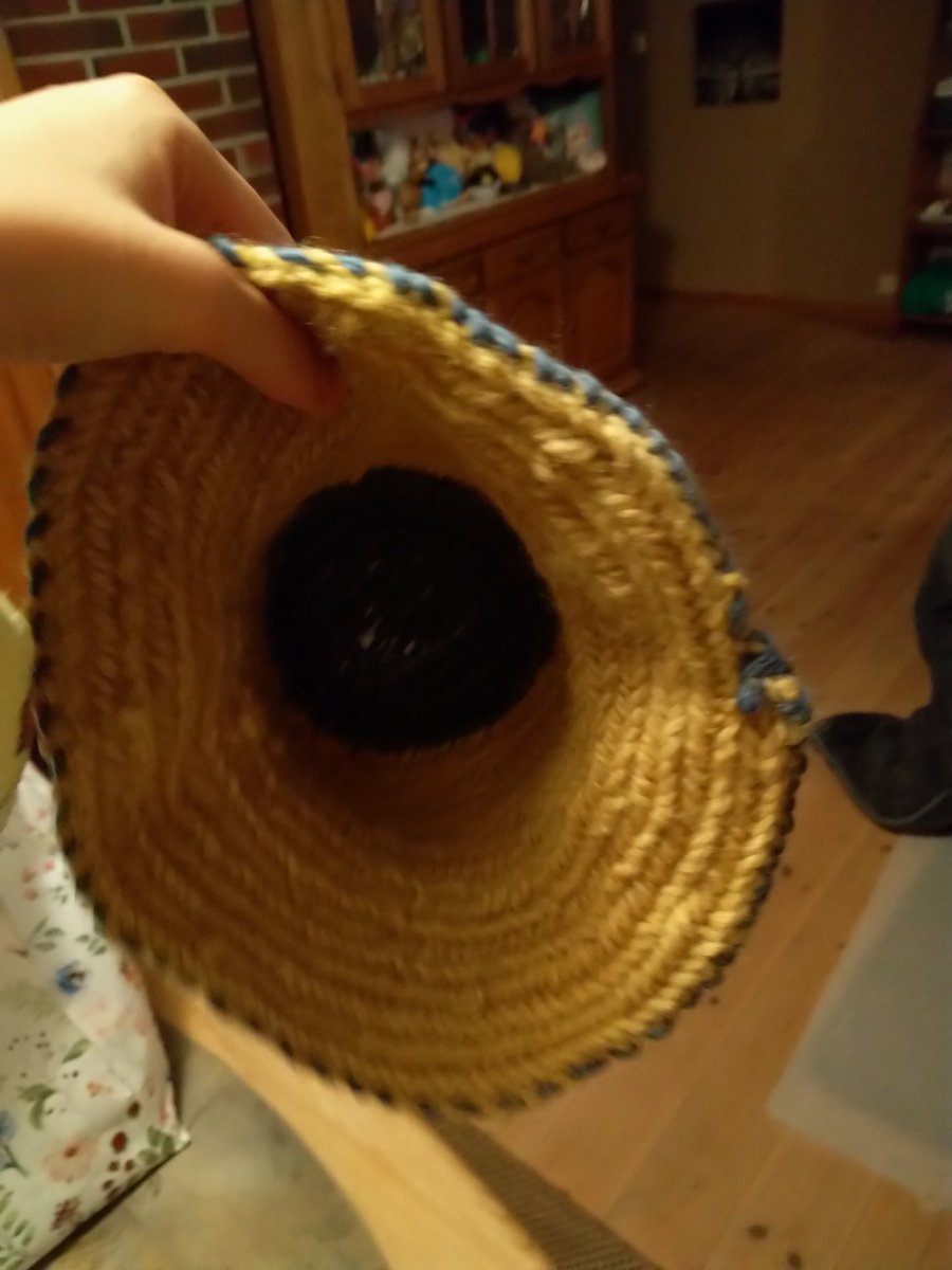 Flitterkriz's tweet image. Made a little hat with needle binding, sadly not much to keep warm like intended but i think it looks cute :3  #needlebinding #viking #fluffnest #puffpals