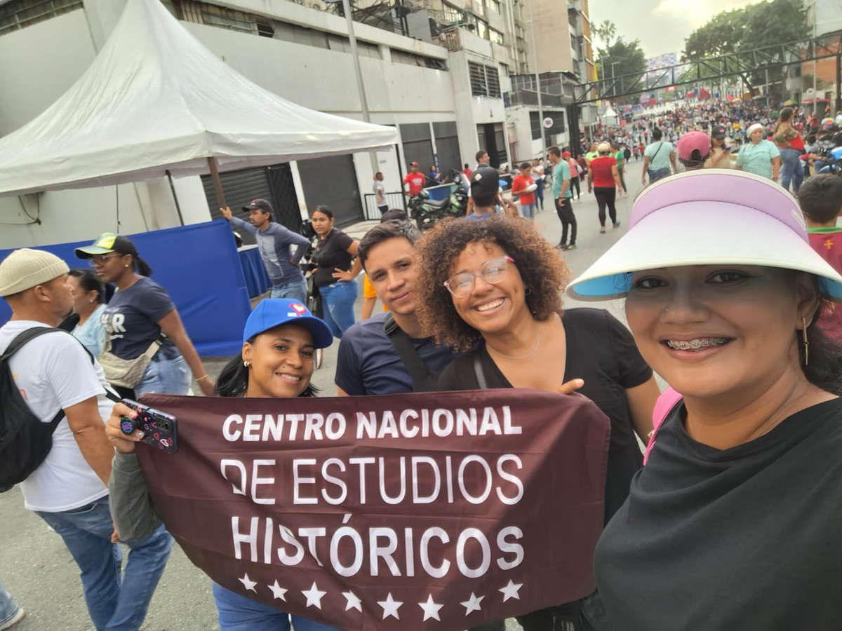 #EnFotos📸 | La revolución bolivariana ha sido un faro de esperanza para los pueblos de América Latina.

Apoyamos a <a href="/NicolasMaduro/">Nicolás Maduro</a> porque creemos en la integración y la solidaridad entre naciones hermanas.

 #IntegraciónLatinoamericana #MaduroEsFuturo
#PuebloSonrienteYEnPaz