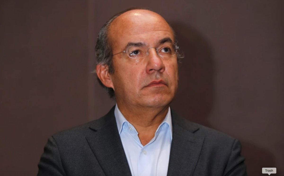Al único que deberían arrestar sí vuelve a pisar suelo mexicano es a <a href="/FelipeCalderon/">Felipe Calderón 🇲🇽🇺🇦</a>. 

RT sí estás de acuerdo