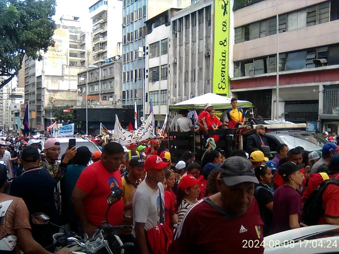 Comuneras y comuneros de la Patria marcharon hasta el Palacio de Miraflores, para respaldar al Pdte. <a href="/NicolasMaduro/">Nicolás Maduro</a> y seguir avanzando en la consolidación de la producción comunal y rumbo a la Consulta Popular Nacional del próximo #25Ago

#PuebloSonrienteYEnPaz