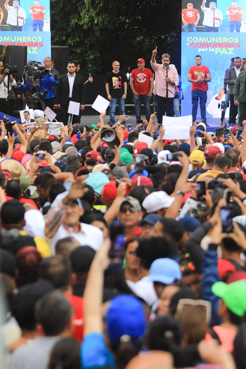 SafonappVe_'s tweet photo. Comuneras y comuneros de la Patria marcharon hasta el Palacio de Miraflores, para respaldar al Pdte. @NicolasMaduro y seguir avanzando en la consolidación de la producción comunal y rumbo a la Consulta Popular Nacional del próximo #25Ago

#PuebloSonrienteYEnPaz https://t.co/3tFLtW18CG