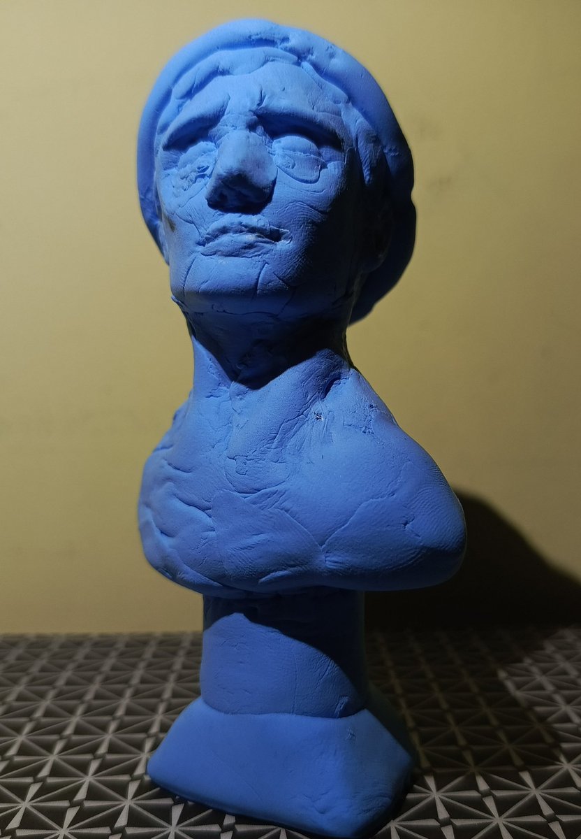 Ph0b0z's tweet photo. Mini-Escultura del retrato de Augusto.
Falta pintarlo https://t.co/UfHKJByObH