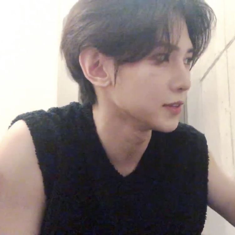 // corruption kink, loss of virginity, dumbification, boypussy, mean!wy

virgin yec sitting on his roommate wcc’s lap while they watch prn… yec doesnt know a single thing about intimacy so he thinks all the kinky videos wy makes him watch are the ‘normal, vanilla kind of sex’,,,