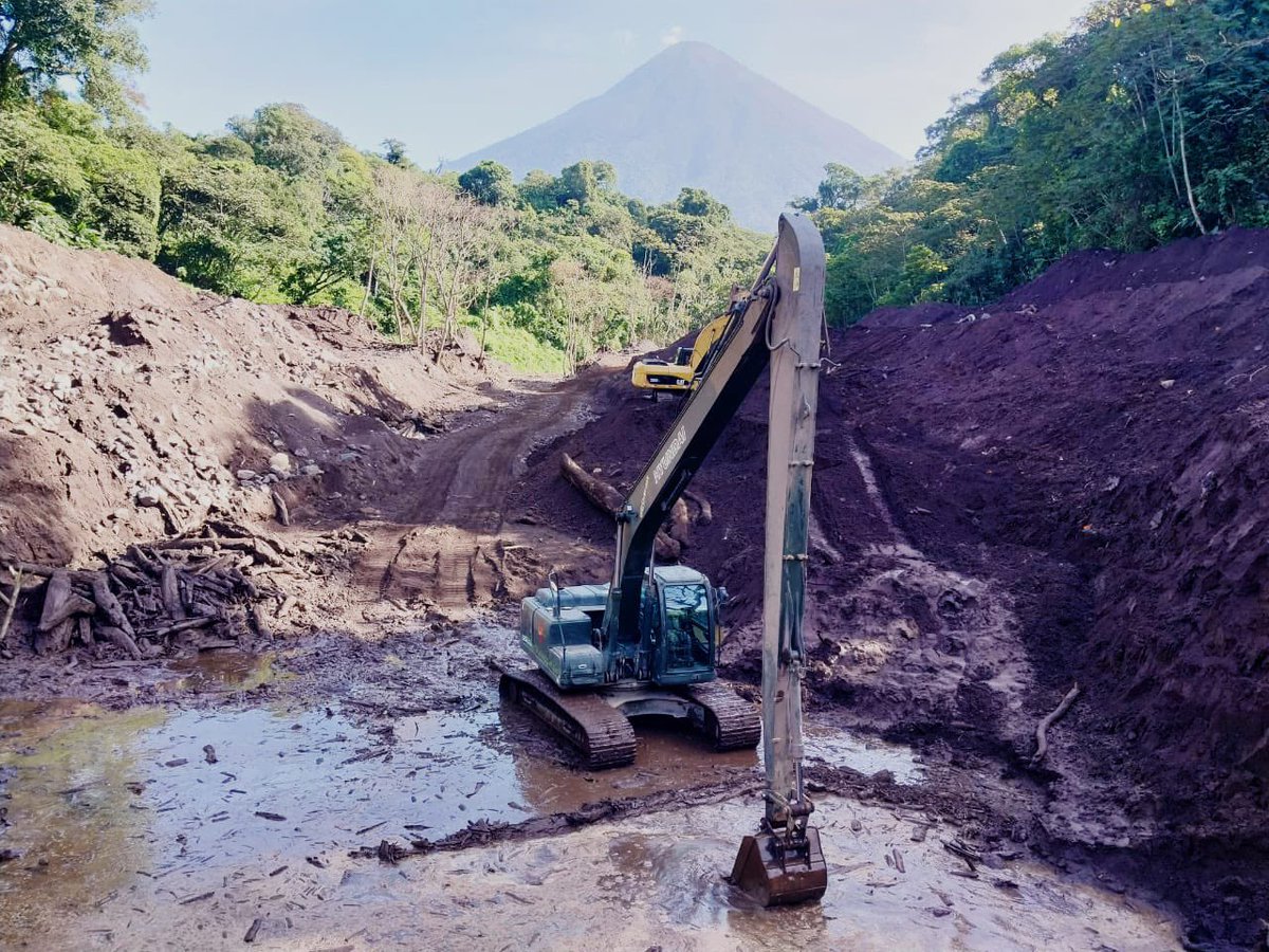 Al servicio de la población guatemalteca. 🫡🇬🇹

Cuerpo de Ingenieros del #EjércitoGT, efectúa trabajos de extracción de desechos sólidos y orgánicos en el kilómetro 45.5 CA-9 Sur, Palín, #Escuintla. 
#GuatemalaSaleAdelante
