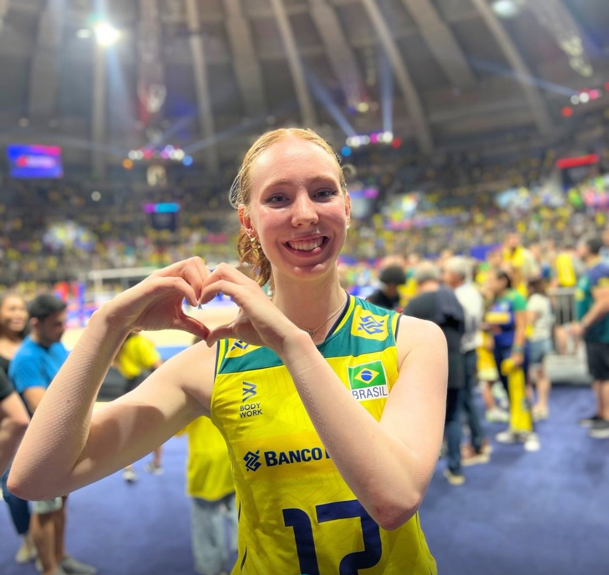 O que mais me indignou hoje foi o Zé não ter usado a Julia para NADA. Ela cansou de buscar jogo para o THY e também para o Brasil no saque. 
A Julia tem o melhor saque flutuante da seleção e NÃO entrou para sacar contra um time que tinha Plummer do outro lado.