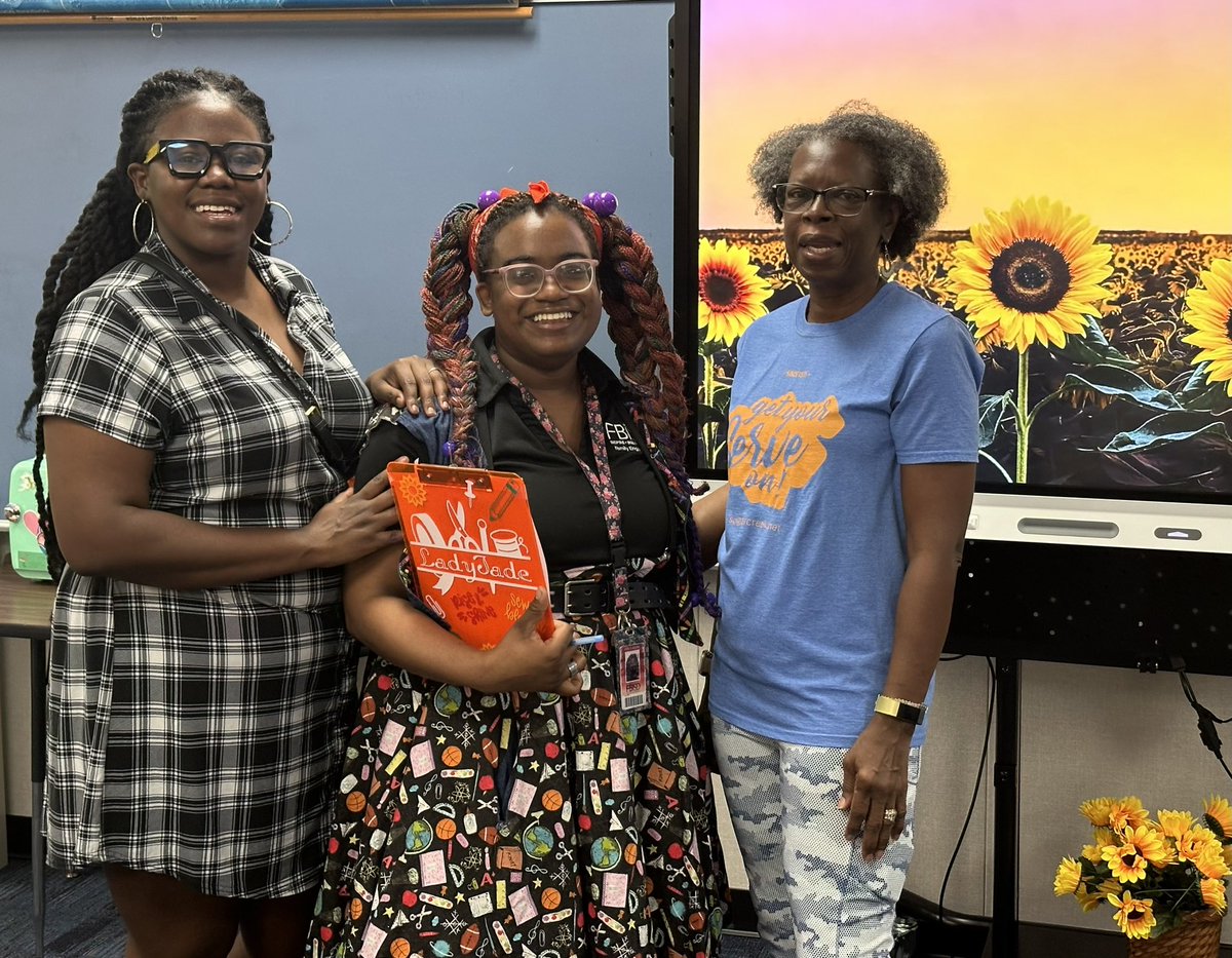 FBISDStuSupport's tweet photo. Great morning @GE_Eagles welcoming students!! The students were so happy to be back! #FBISDFirstDay #ParentEducator #LeadthePAC @FortBendISD https://t.co/erAcjzQpdP