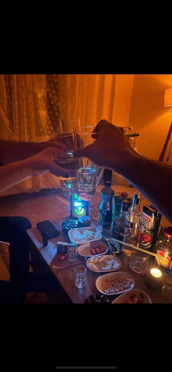 Saatlerce parmakliya parmakliya yalar hayvan gibi bağırta bağırta siker dollerimmm yatağında kucağınd muhteşem vücudununa DM