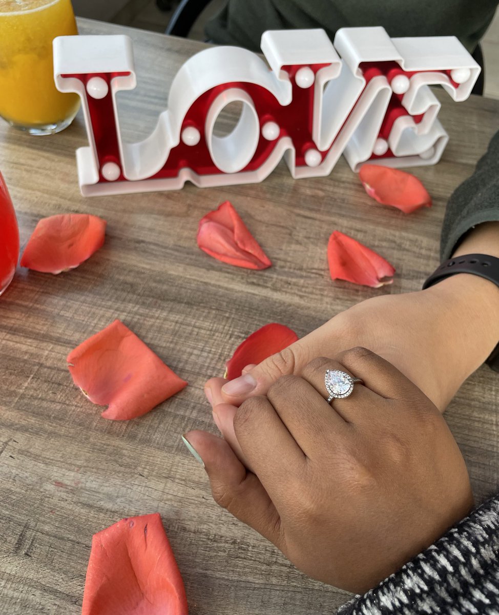 vale_gu20's tweet photo. Oigaaaan hace rato no ponía nada por acá 🫣 jaja así que aprovecharé para mostrarles mi anillo de promesa 💍✨🥹 ( Yo sé que va en la mano izquierda pero me gusta más como se ve en la derecha 🤭) https://t.co/Uv0dktk7tj