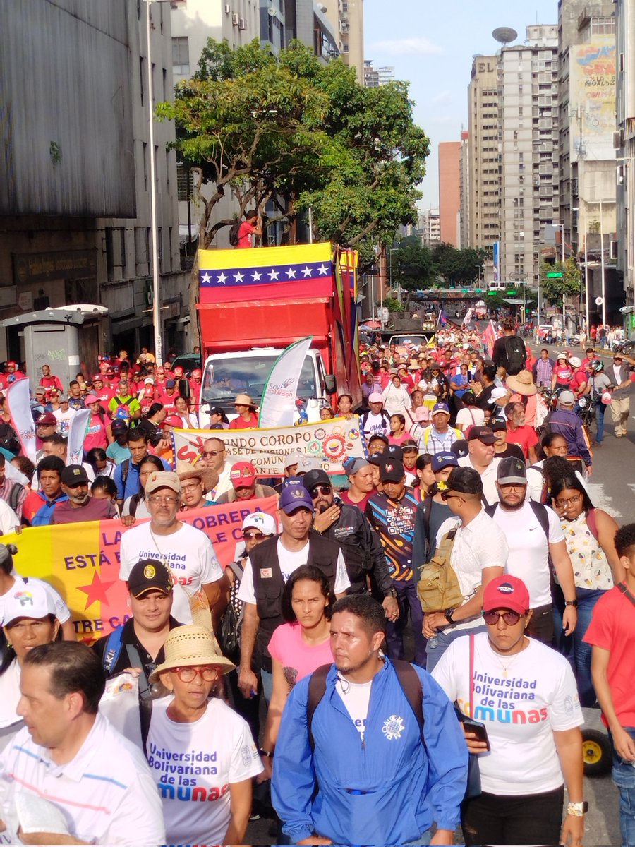#8Ago| Los comuneros y comuneras movilizándose el día de hoy en apoyo a la paz y la victoria del pasado 28J. 

#JusticiaYSoberania