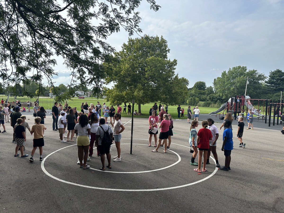 wolvestweet's tweet image. Woodland is BACK! When they show up in droves for our world famous playground, you know school is back! 
Can’t wait to see you all at Open House from 6:30-8:00 Tuesday night. #packpride