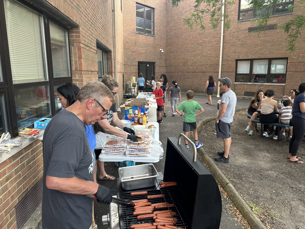 wolvestweet's tweet image. Woodland is BACK! When they show up in droves for our world famous playground, you know school is back! 
Can’t wait to see you all at Open House from 6:30-8:00 Tuesday night. #packpride