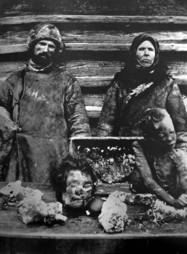 3. A Soviet couple from the Samara province sells human remains at a market stall in the winter of 1921. That year, the nation was in the grip of a devastating famine that ultimately killed 5 million people and saw countless others resort to eating human flesh in order to