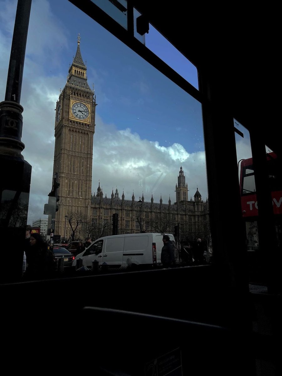 ShiroNoOne's tweet photo. the weather in london 🇬🇧 https://t.co/FvYg8RMOca