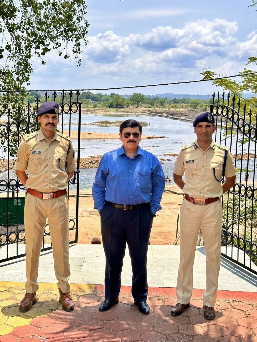 varunkapoor170's tweet photo. At the breathtaking Police Mess at Mandla with the IG Balaghat Zone Sanjay Kumar and SP Mandla Rajat Saklecha. The backdrop is of the holy Narmada River. Great place.
@ Mandla MP
#MyTravels
#MyIndia
#MyDuty
#ApnaMP
#MajesticMandla
#NamamiNarmade
#TravelContinues
#varunkapoorips https://t.co/E6ANlcJmFG