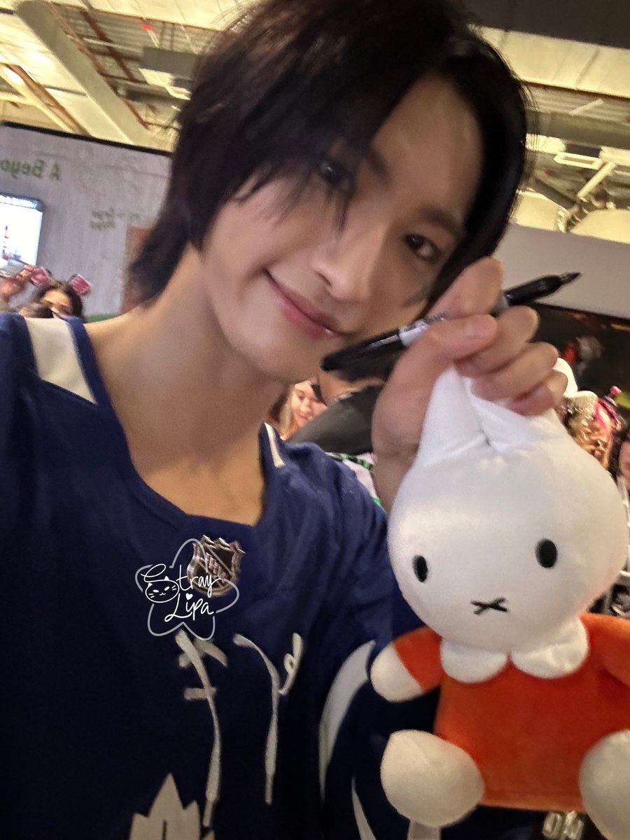 nobodylikehwa's tweet photo. Sendoff selcas from tonight #ATEEZinToronto https://t.co/0stUlYwI40