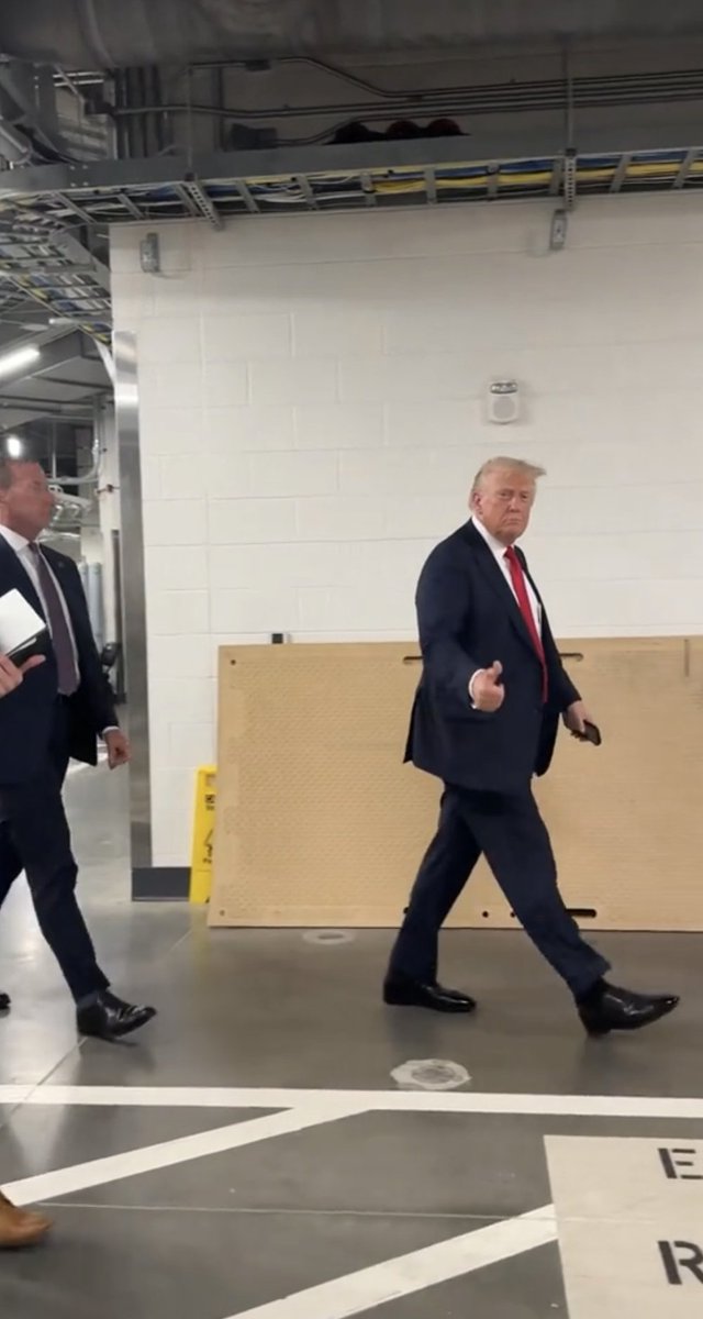 Profmaganga1's tweet photo. MAJESTICAL WALK OF D. TRUMP.....CHECK IT ON COMMENT... https://t.co/p1hk89EcD0