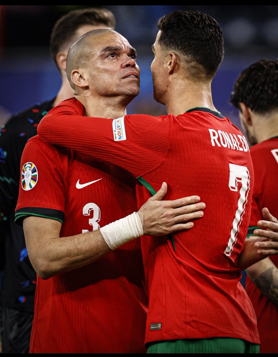 boymonsteer7979's tweet photo. @Cristiano Obrigado por tudo Pepe o melhor zagueiro te todos os tempos https://t.co/jEDBHTeQWq