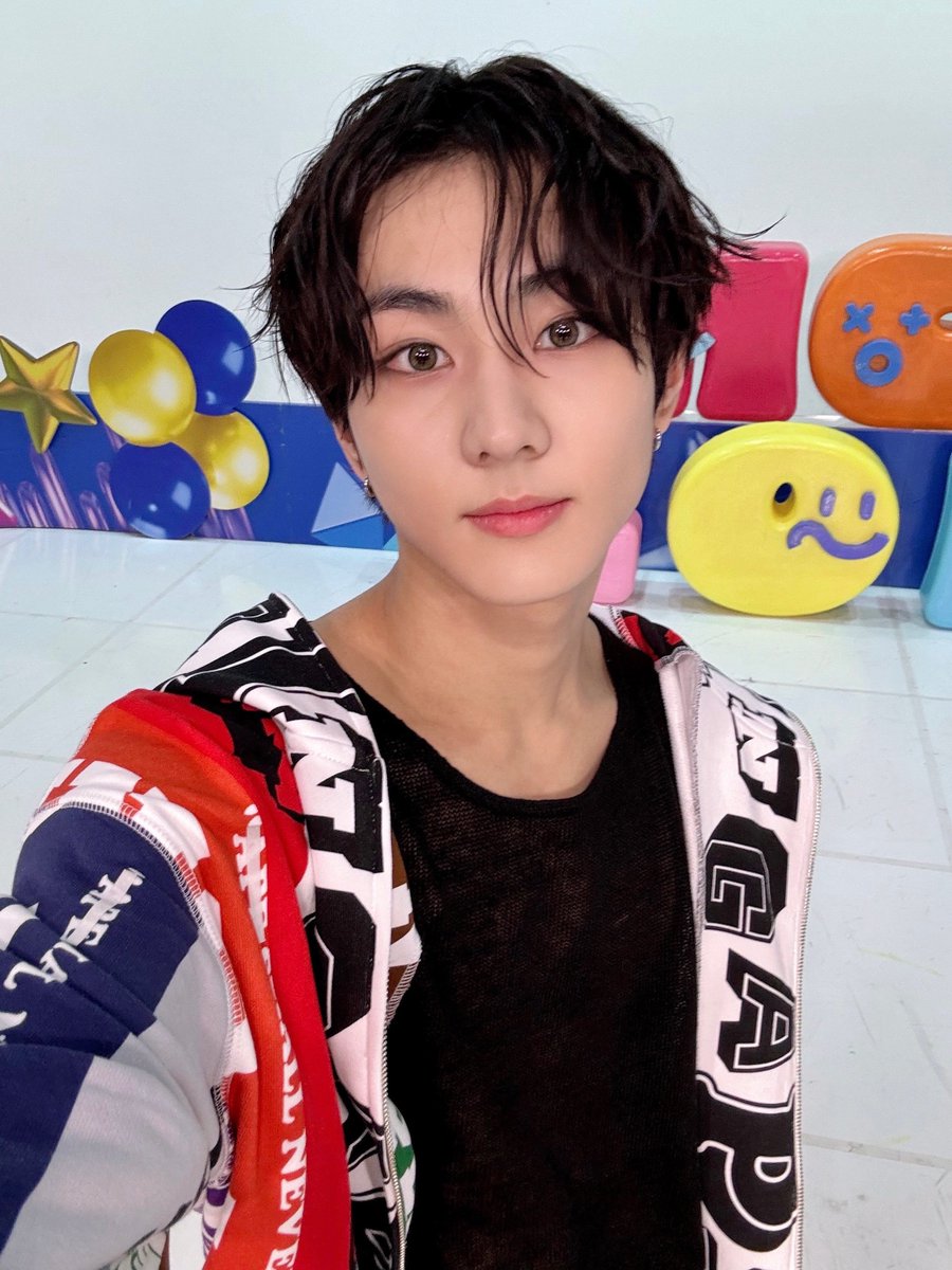 enhypenweverse's tweet image. [ #정원’s Post ] 240809

#JUNGWON: It’s hot 🫠

@ENHYPEN_members @ENHYPEN #ENHYPEN #엔하이픈