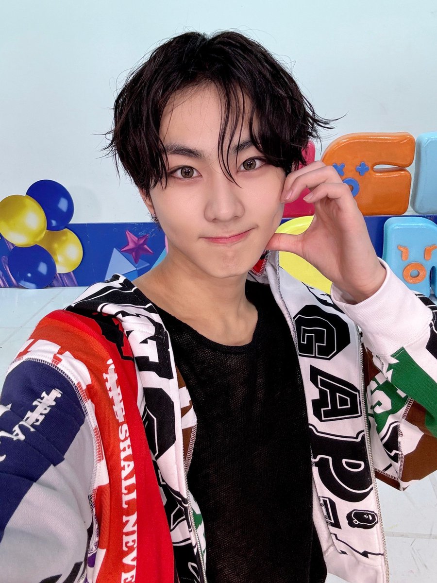 enhypenweverse's tweet image. [ #정원’s Post ] 240809

#JUNGWON: It’s hot 🫠

@ENHYPEN_members @ENHYPEN #ENHYPEN #엔하이픈