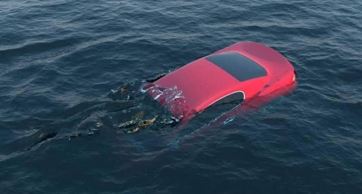 nettermike's tweet image. A lot of people drowned simply because they didn't know:
If you find yourself underwater in a car, don't panic.

1. Dont waste your energy trying to push the door

2. Do not open the window, the force of the water entering the car will not allow you to get out

3. Take out the…