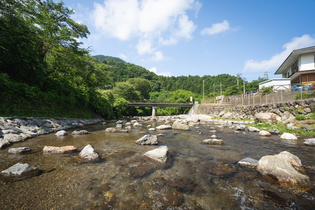 chichiburesort's tweet photo. 【秩父の郷土料理やスイーツが人気！川遊びも楽しめる「道の駅 果樹公園あしがくぼ」】

里山に囲まれた、川沿いの自然豊かな道の駅！地元で生産された野菜やお土産物などの買い物から、秩父の郷土料理や地元の食材を使ったスイーツなどの食事まで、幅広く楽しめます！

https://t.co/hWZ3s6jo8v https://t.co/mr8rOi6xUJ