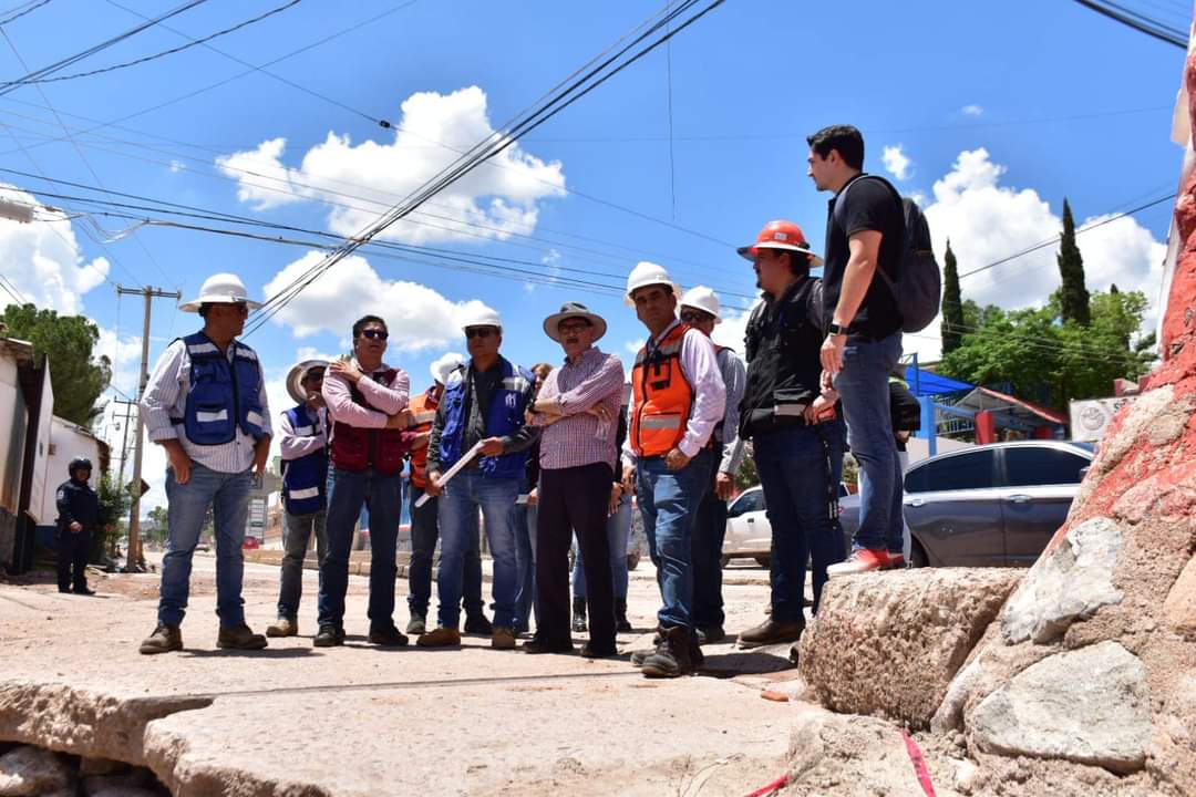JGimNogales's tweet photo. Realizamos un recorrido junto a representantes de #SIDUR y empresas contratistas para verificar las medidas de mitigación de riesgos y la rehabilitación en Ave. Tecnológico, Ave. Ruiz Cortines y Ave. Terrenate, asegurando que las obras avancen. #Nogales #LaGranFrontera https://t.co/TfgyVjAoXY