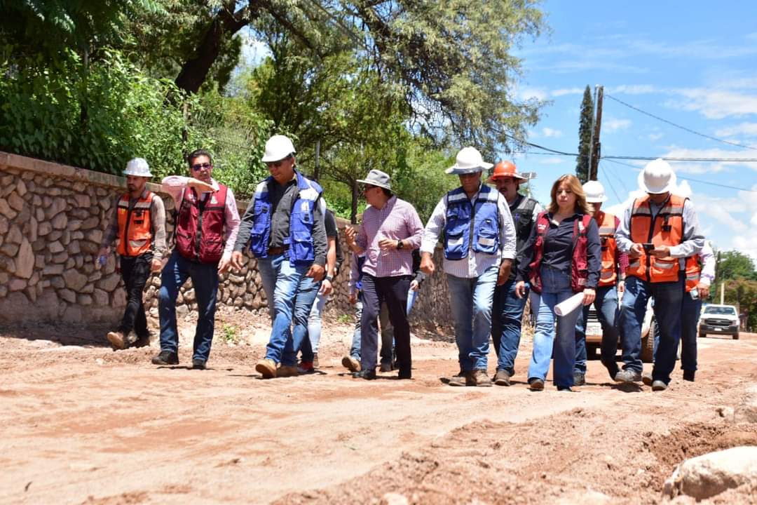 JGimNogales's tweet photo. Realizamos un recorrido junto a representantes de #SIDUR y empresas contratistas para verificar las medidas de mitigación de riesgos y la rehabilitación en Ave. Tecnológico, Ave. Ruiz Cortines y Ave. Terrenate, asegurando que las obras avancen. #Nogales #LaGranFrontera https://t.co/TfgyVjAoXY