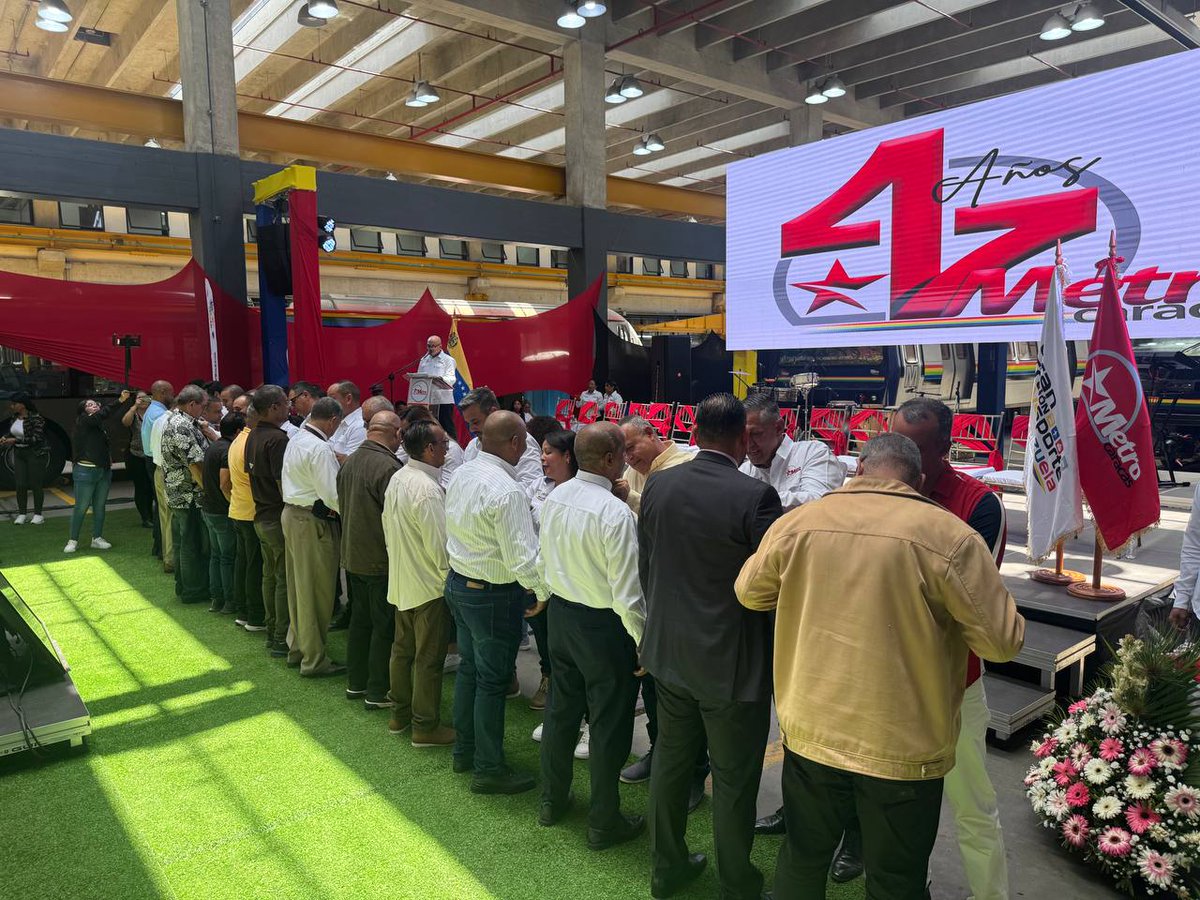 #EnFotos | Así fue la entrega de botones por parte del ministro de Transporte, <a href="/rvaraguayan/">Ramón Celestino Velásquez Araguayán</a>, en compañía de las autoridades del sistema <a href="/metro_caracas/">Metro de Caracas</a>, a sus trabajadores que han cumplido con el constante progreso del principal medio de transporte en la capital durante 47 años