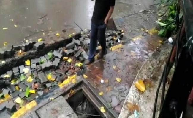 ndtv's tweet photo. Labourer Dies While Cleaning Manhole In Mumbai https://t.co/frRF2wJaNa https://t.co/eBGXrczpM8
