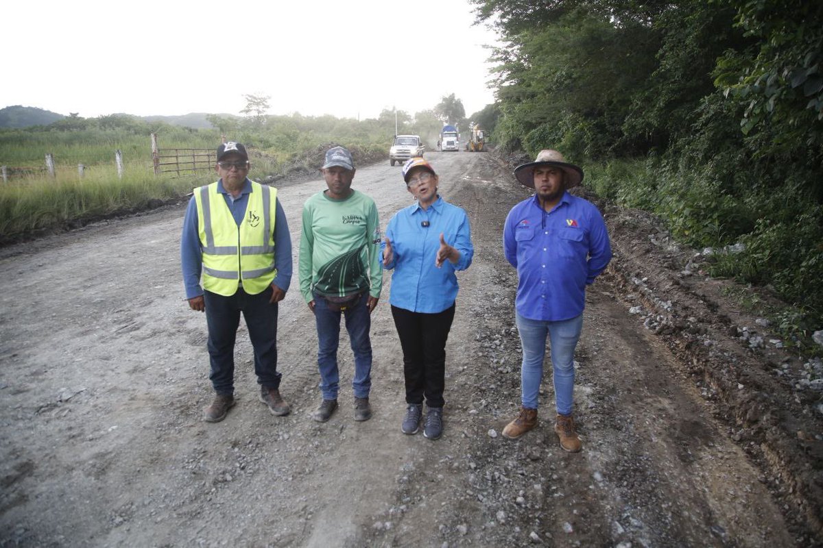 ¡Plan Nacional de Asfaltado! 

Nos vinimos a la carretera Magdaleno - La Villa en el sector Puerta Negra, municipio Zamora #Aragua para ver los avances en la colocación de 116 Toneladas de Asfalto de las 516 Toneladas totales, desmantelamiento, recolección de desechos sólidos