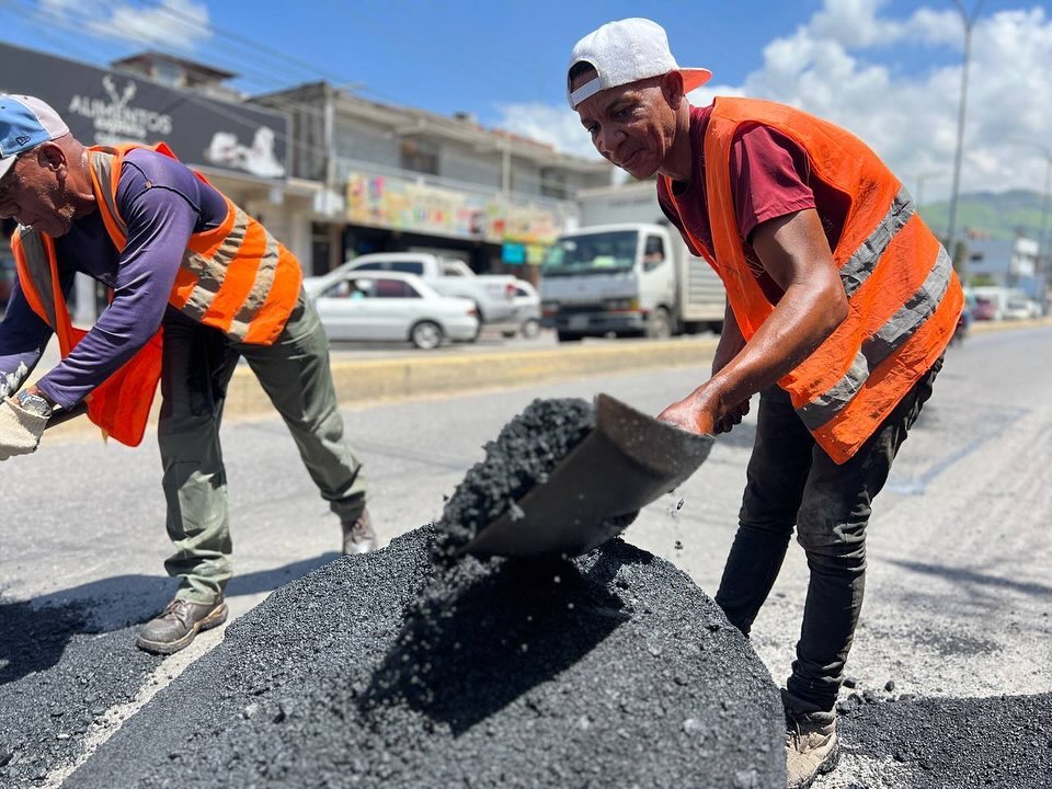 Rafael Morales (@rafaelmaracay21) on Twitter photo Seguimos dando respuesta a los reportes del 1x10 del Buen Gobierno, realizando al momento los trabajos de colocación de asfalto en la Av. Bolívar del Barrio Los Olivos Viejos. ¡Seguimos optimizando la vialidad en todo Girardot!
<a href="/NicolasMaduro/">Nicolás Maduro</a>
<a href="/Soykarinacarpio/">Karina Carpio</a>
#Maracay Seguimos dando respuesta a los reportes del 1x10 del Buen Gobierno, realizando al momento los trabajos de colocación de asfalto en la Av. Bolívar del Barrio Los Olivos Viejos. ¡Seguimos optimizando la vialidad en todo Girardot!
<a href="/NicolasMaduro/">Nicolás Maduro</a>
<a href="/Soykarinacarpio/">Karina Carpio</a>
#Maracay