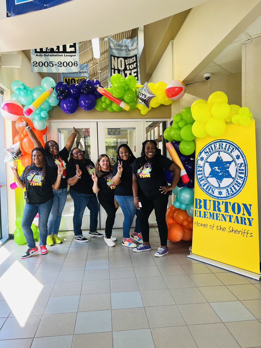 I knoooooooooooow you see it! <a href="/WBE_Sheriffs/">Burton Elementary</a> has the GLOW 💡

It’s not on us, it’s in us 🙌🏽 

I hope everyone had a great 1st day of school🤗 #ItsGLOWtime #FBISDLearns #WBESheriffs