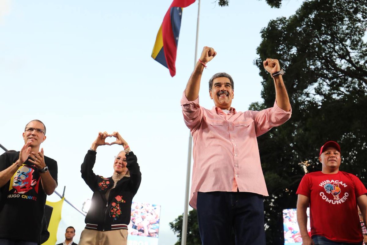 mincomunas_ve's tweet photo. #AsíLoDijo🗣️ “Todo en la vida tiene su hora y su momento (…) Es tiempo grande para la patria, veo hacia el futuro y veo un tiempo bendecido y milagroso que ha llegado a la Venezuela Amanda”, comentó el jefe de Estado, @NicolasMaduro. 

#PuebloSonrienteYEnPaz 
#ComunaONada https://t.co/Kr0ROqe3yn