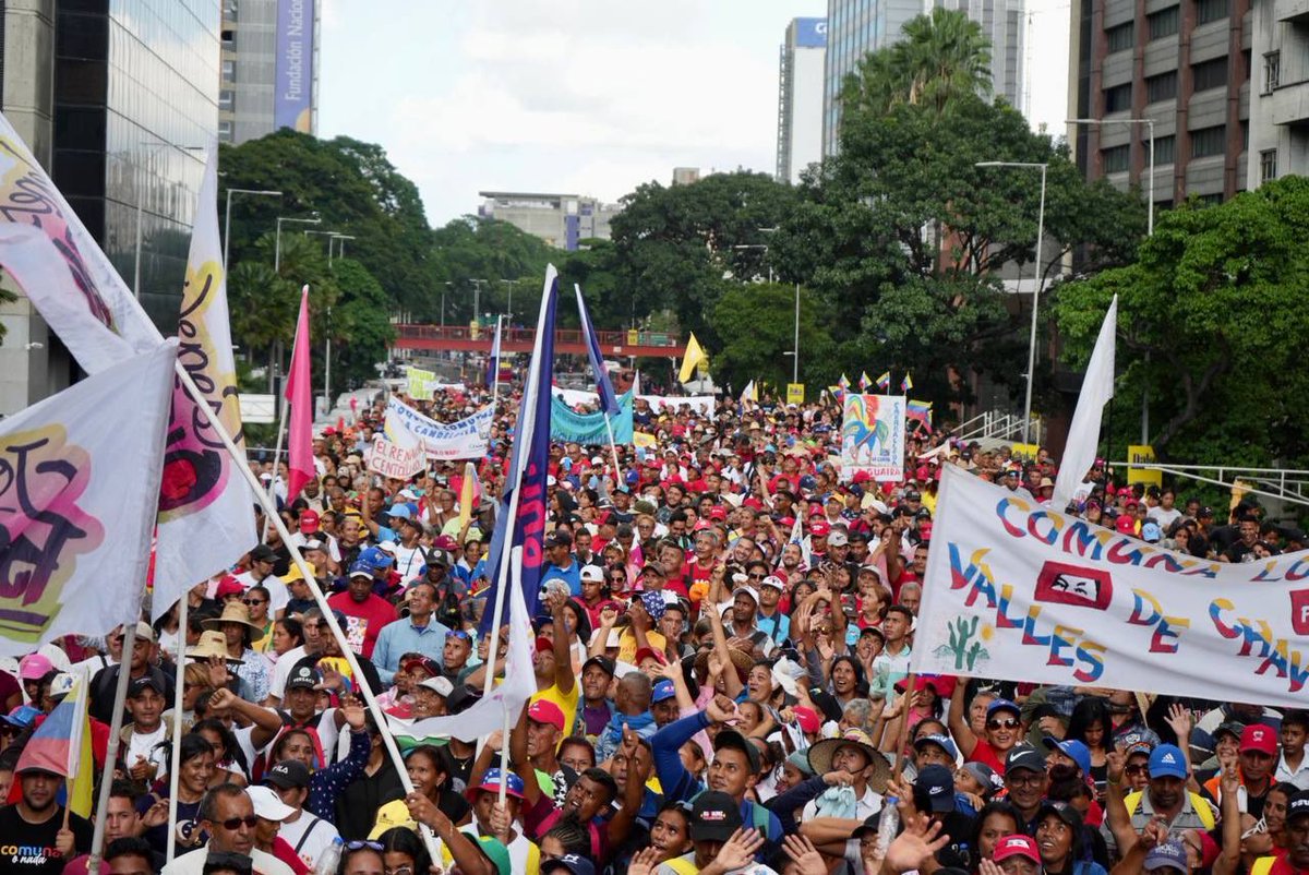 #AsíLoDijo🗣️ “Todo en la vida tiene su hora y su momento (…) Es tiempo grande para la patria, veo hacia el futuro y veo un tiempo bendecido y milagroso que ha llegado a la Venezuela Amanda”, comentó el jefe de Estado, <a href="/NicolasMaduro/">Nicolás Maduro</a>. 

#PuebloSonrienteYEnPaz 
#ComunaONada