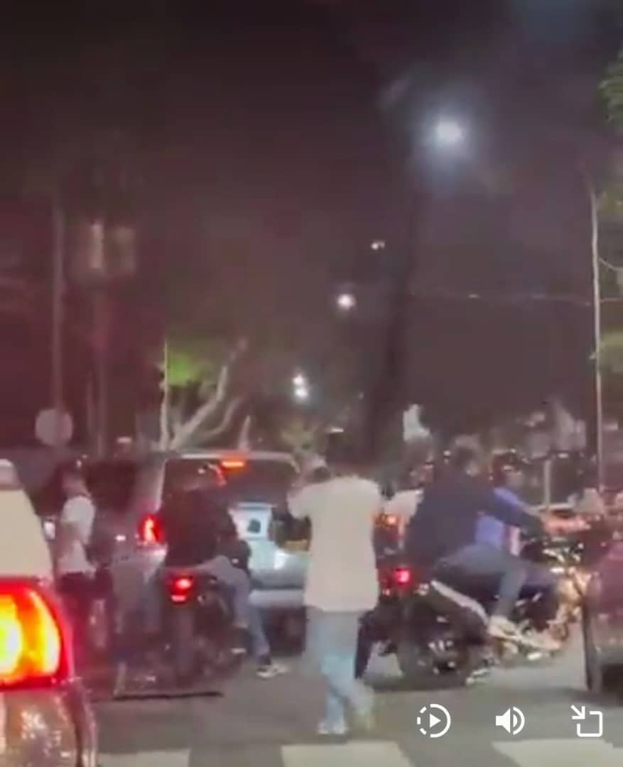 voto_vzla's tweet photo. MUY GRAVE. Denuncian que el exgobernador del estado Mérida y diputado electo en 2015, William Dávila Barrios, fue secuestrado por presuntos colectivos, tras concluir vigilia por los presos políticos en Los Palos Grandes, Caracas. #8agosto https://t.co/ru1N5ypqQz