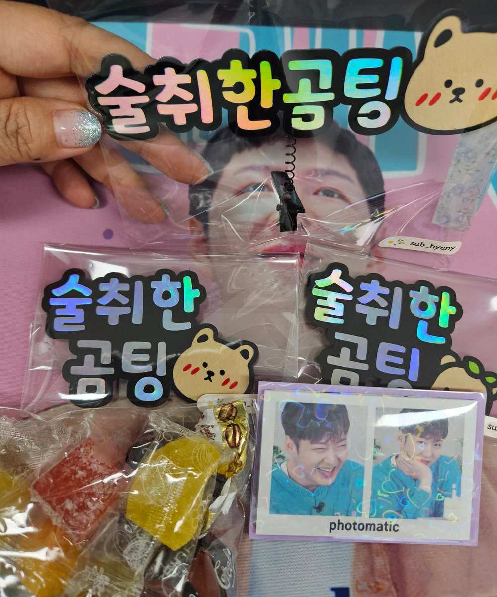 HS_CSmylove's tweet photo. 🐻 내일(10일) !!!  어썸스테이지 나눔 🐻
#임현식 #어썸스테이지 #비투비
현식이 거울과 핀버튼 그리고 폴라사진 도착😁   
✨️트친분들 rt 한번씩만 부탁드려요✨️
머리삔과 명찰 하고잇을께요 곰팅이를 찾아주세요🐻
ps : 날개사장님 뭘또 이렇게 챙겨주셧습니꽈 ㅋㅋ 고마워💙 @sub_hyeny https://t.co/hxYPoEvCo2