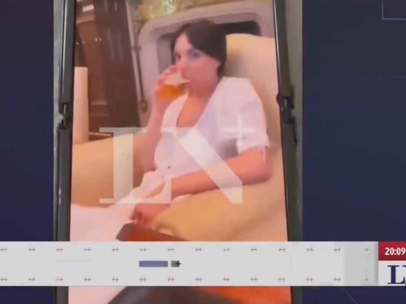 Las imágenes hablan por sí solas. Alberto fue el peor Presidente de la historia. Por incapacidad política, por poco hombre, por falta de humanidad, por golpeador, cínico y hacer de la Casa Rosada y Olivos un circo mientras la gente estaba encerrada y moría por su inutilidad.