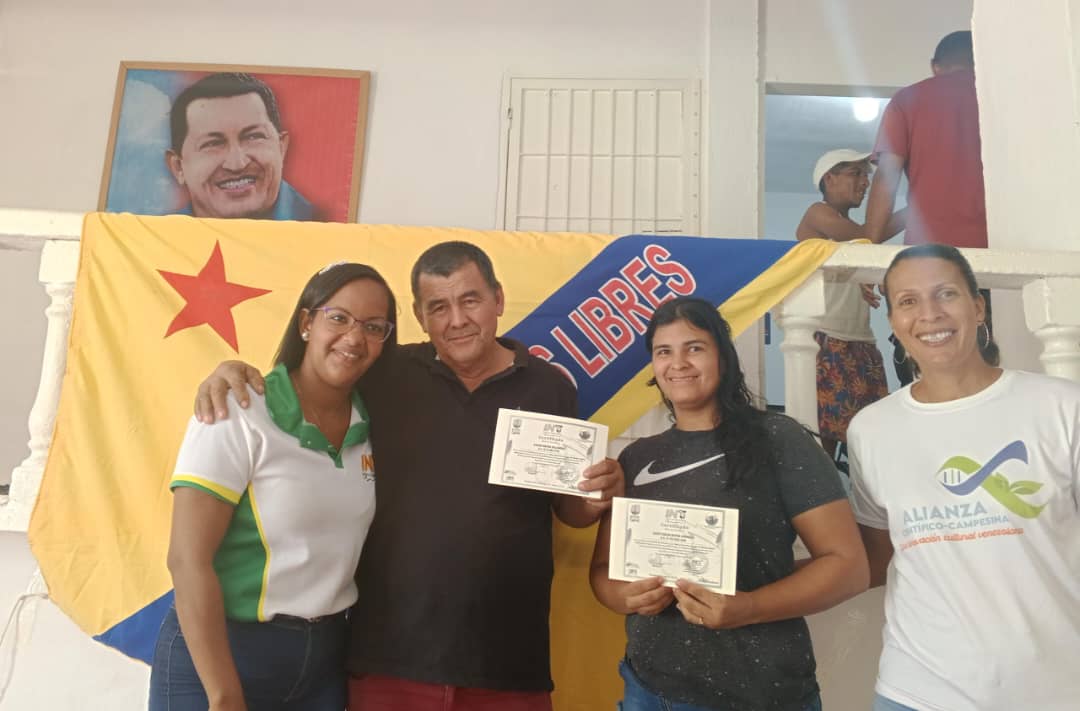 IntiOrtMiranda's tweet image. Miranda| 15 productores y productoras de la comunidad Yaguapita  Mcpio Acevedo, fueron certificados por el Gobierno Bolivariano,  luego de la capacitación del Plan Nacional de Formación para Regularización y Democratización de la Tierra con Vocación Agrícola.