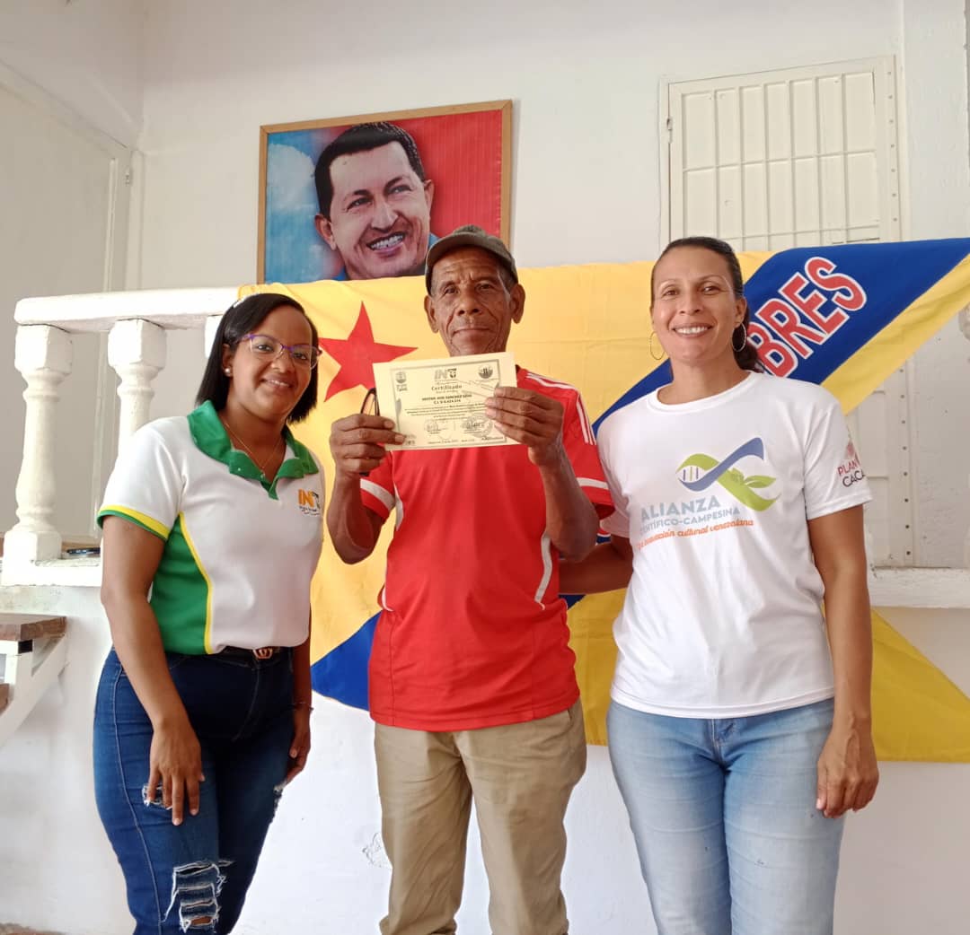 IntiOrtMiranda's tweet image. Miranda| 15 productores y productoras de la comunidad Yaguapita  Mcpio Acevedo, fueron certificados por el Gobierno Bolivariano,  luego de la capacitación del Plan Nacional de Formación para Regularización y Democratización de la Tierra con Vocación Agrícola.