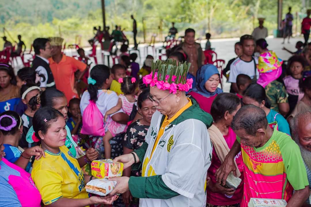 SaifulAdn's tweet photo. Masuk kampung orang asli tu kemaih dah sarung jacket LV harga RM14K.

Sekali bagi orang situ mee Maggi dengan biskut je 🤣🤣🤣.

Dah la bagi mee brand Maggi yang walaun2 dok sibuk boikot. Lain macam alamak baru PAS ni. https://t.co/wqoCvk0AKi