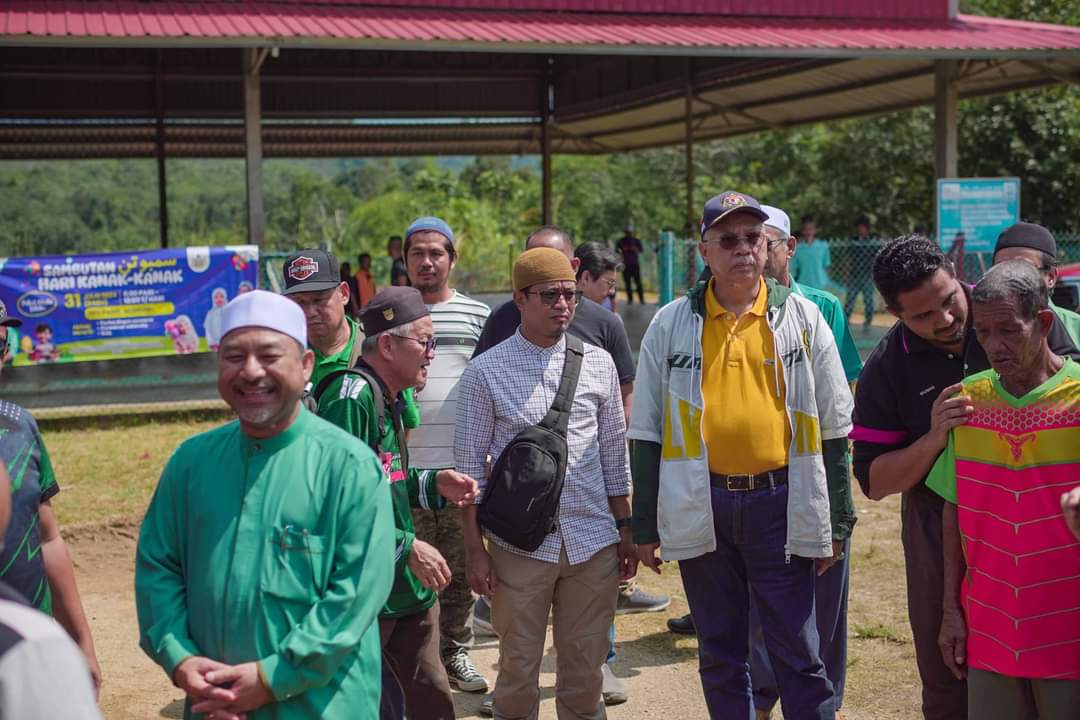 SaifulAdn's tweet photo. Masuk kampung orang asli tu kemaih dah sarung jacket LV harga RM14K.

Sekali bagi orang situ mee Maggi dengan biskut je 🤣🤣🤣.

Dah la bagi mee brand Maggi yang walaun2 dok sibuk boikot. Lain macam alamak baru PAS ni. https://t.co/wqoCvk0AKi