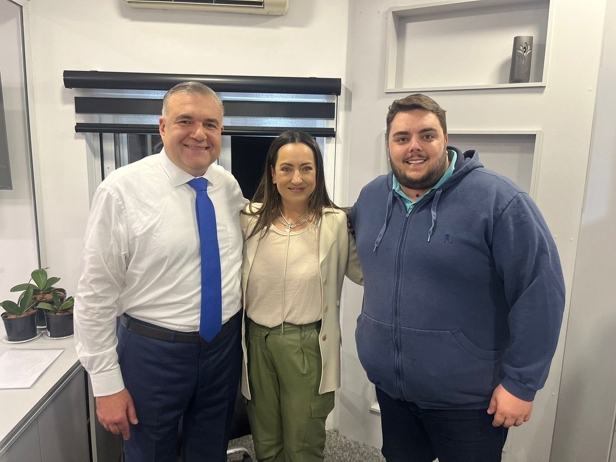 Muito bem acompanhado, nos bastidores do Debate da Band, com <a href="/rosangelawm/">Rosangela Moro</a> e <a href="/fefrancischini/">Felipe Francischini</a> #AgoraÉNey #DebateNaBand #curitiba 

youtube.com/live/3fe7D8ad7…
